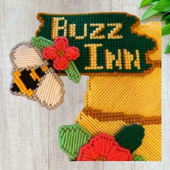 Vintage Plastic Canvas Spring Bee Hive Summer Door Hanging - Picture 6 of 7